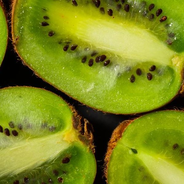 Kiwi skurna på mitten