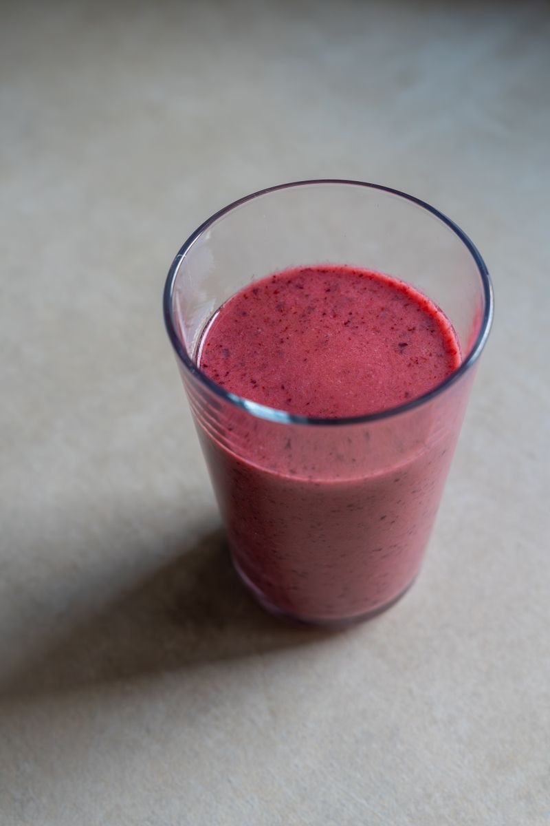 Glas med lila bärsmoothie